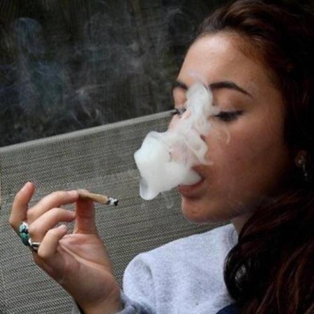 Девушка с косяком