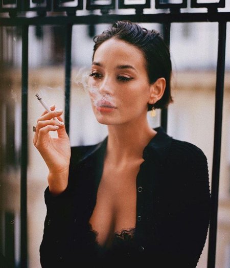Девушка с сигаретой