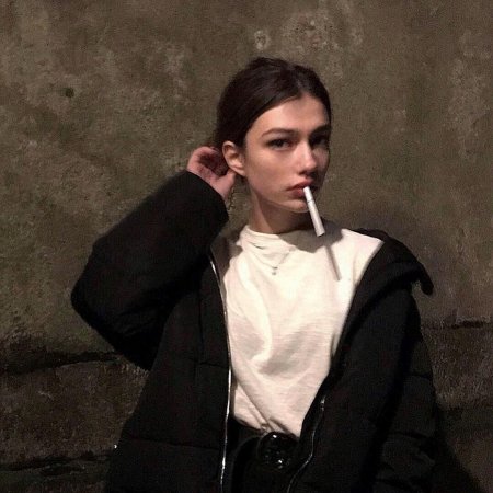 Девушка курит