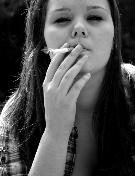 Красивая курящая девушка