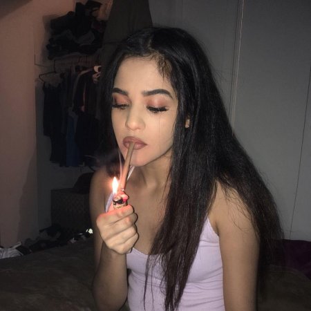 Курящая девушка