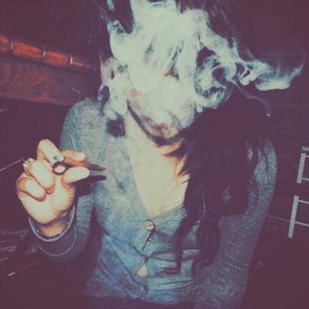 Курит девушка