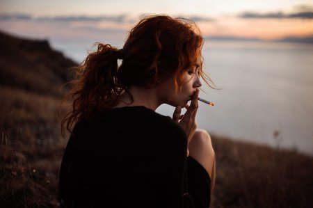 Рыжая девушка с сигаретой