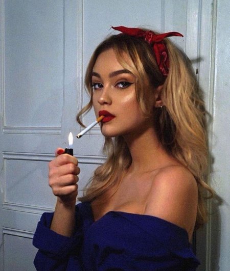 Красивые женщины курят