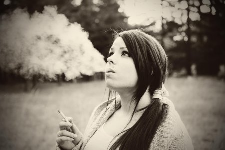 Курящая девушка