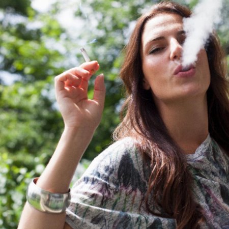 Девушка курит