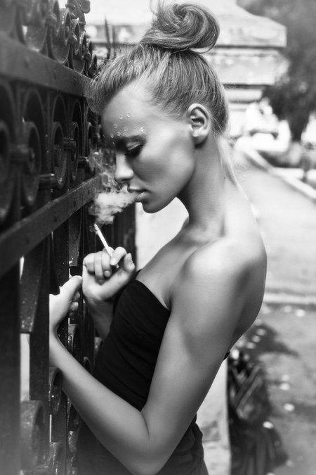Курящая девушка