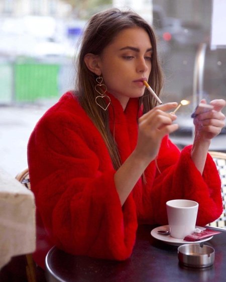 Красивая девушка курит сигарету