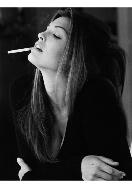 Фотосессия с сигаретой для девушки