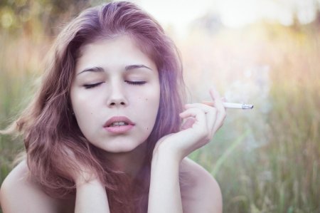 Красивые курящие девушки