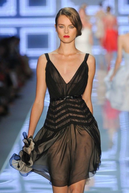 Прозрачные платья на подиуме