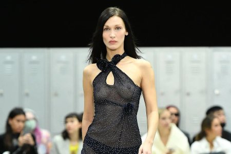 Девушки в прозрачных тканях