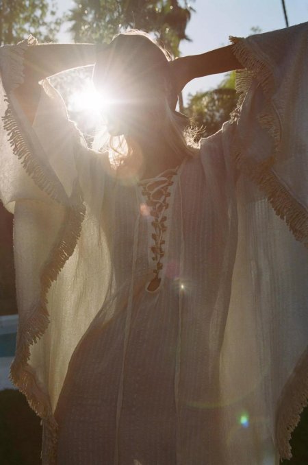 Девушка в прозрачной одежде