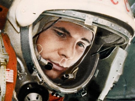 Юрий гагарин в скафандре