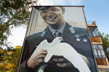 Юрий гагарин граффити в екатеринбурге