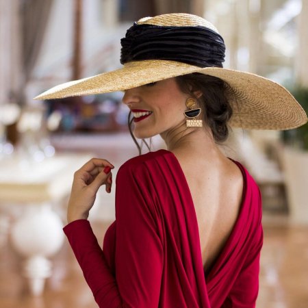 Элегантная женщина в шляпе