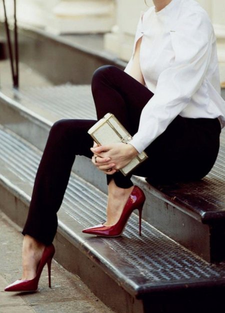 Девушка в красных туфлях