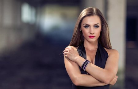 Красивые серьезные девушки