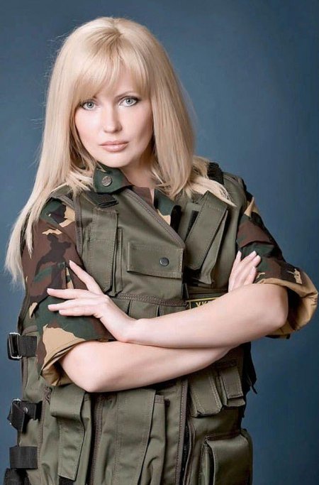 Блондинка в военной форме