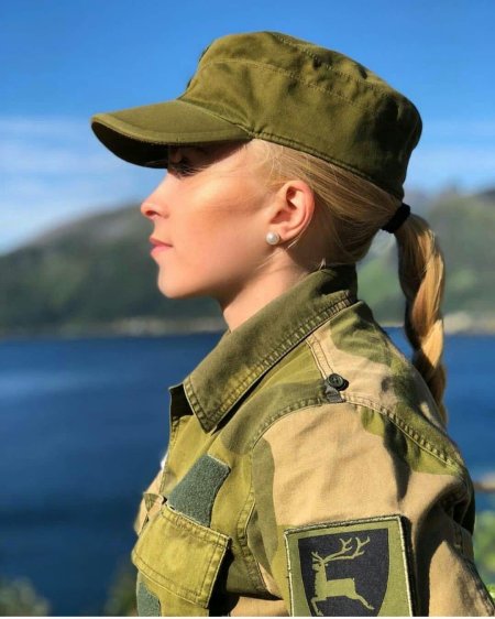 Девушка военной форме