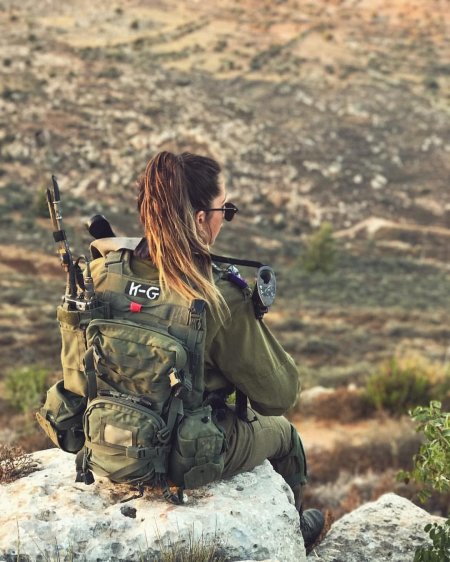 Военная девушка