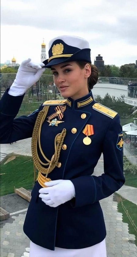Девушки в парадной военной форме