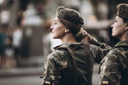 Женщина военная