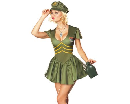 Девушка в военной форме