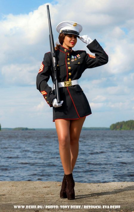 Девушки в морской форме