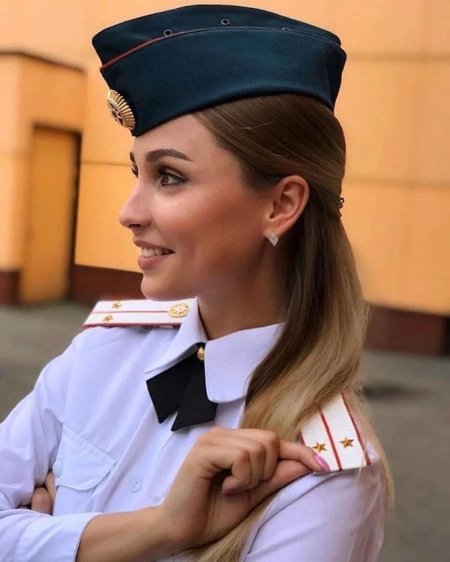 Красивые девушки в форме полиции