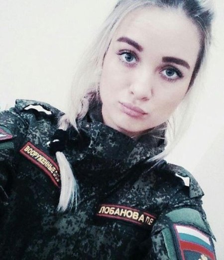 Красивая девушка полицейский