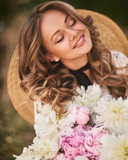 Девушка с пионами