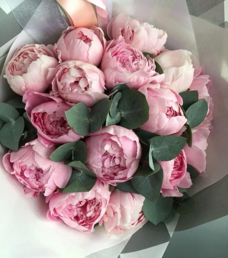 Букет красивых пионов