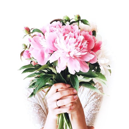 Девушка с пионами