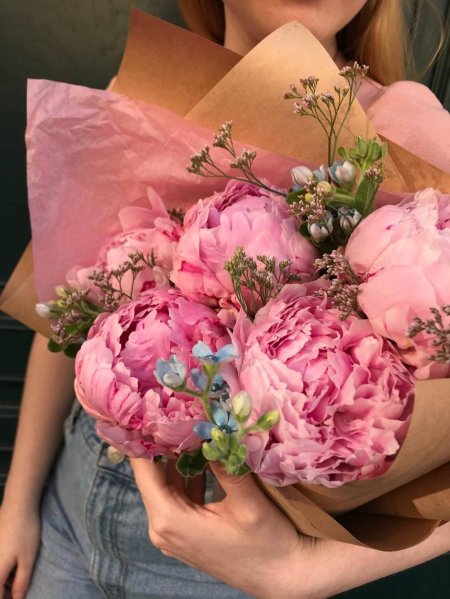 Букет пионов и роз