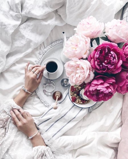 Девушки с пионами