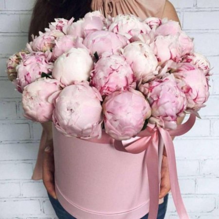 Коробка с пионами