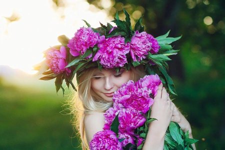 Девушка с пионами