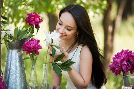 Девушка с пионами