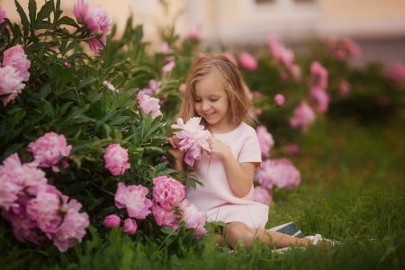 Девочка с пионами