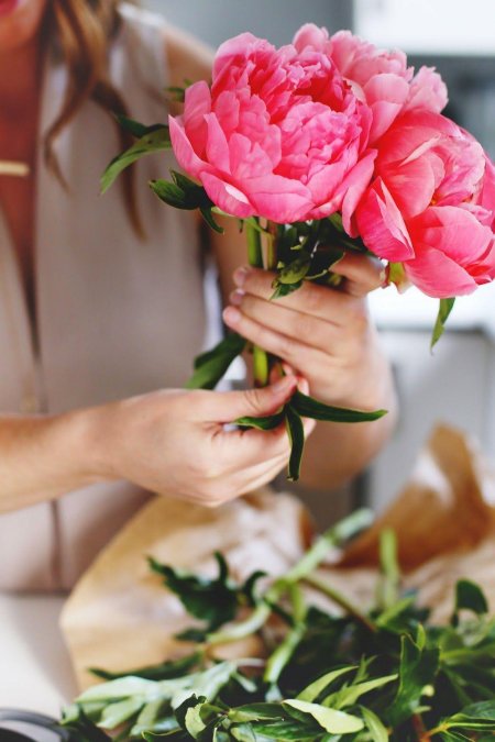 Пионы в руках