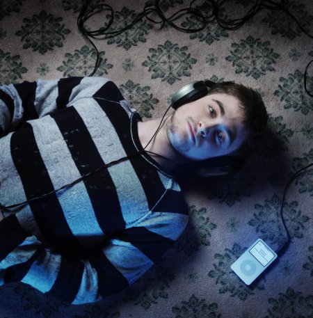 Дэниел рэдклифф в наушниках