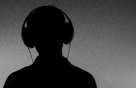 Люди в наушниках