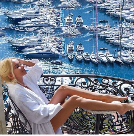 Богатая блондинка