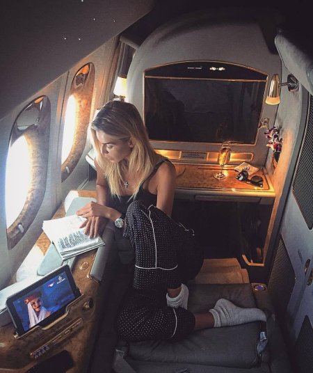 Девушка в самолете