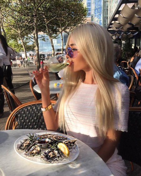 Стильная блондинка