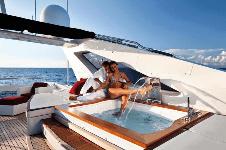 Красивая яхта