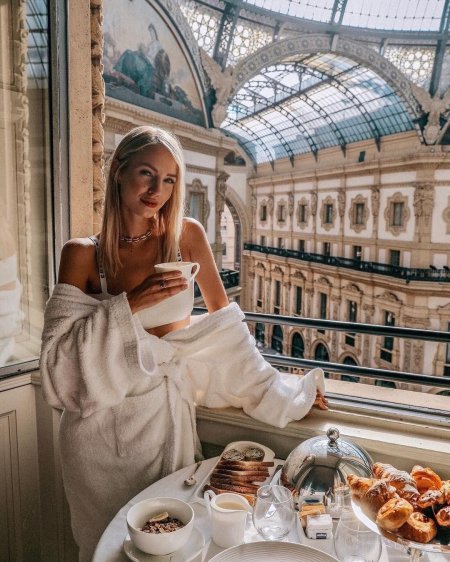 Девушка в богатом доме