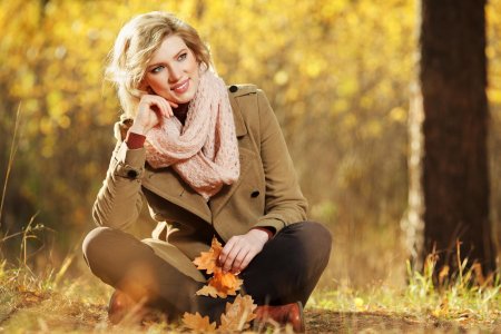 Женщина лет пятидесяти в осеннем парке