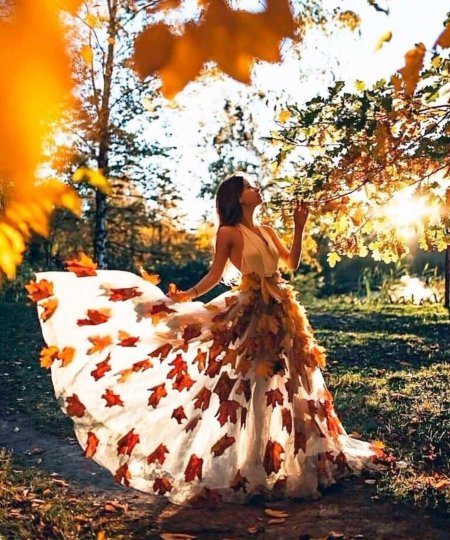 Платье из осенних листьев
